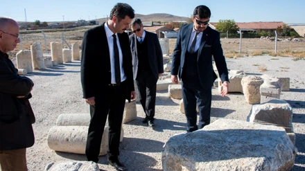 Rektör Yılmaz, Savatra Antik Kent kazı alanında incelemelerde bulundu